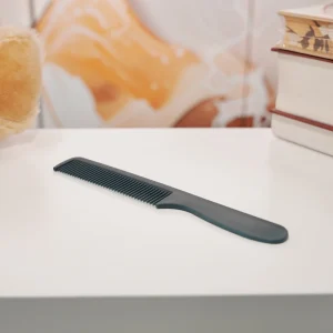 A Super Disposable Plastic Comb Specially Designed for Ordinary Hotels